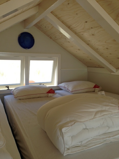 Slaapkamer boven strandhuisje Westduin